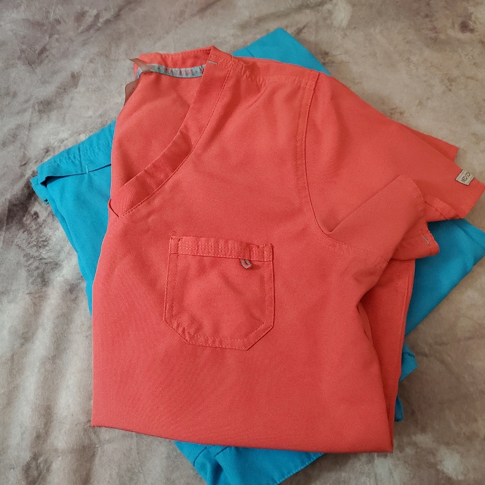 Size small scrub top - Picture 4 of 4